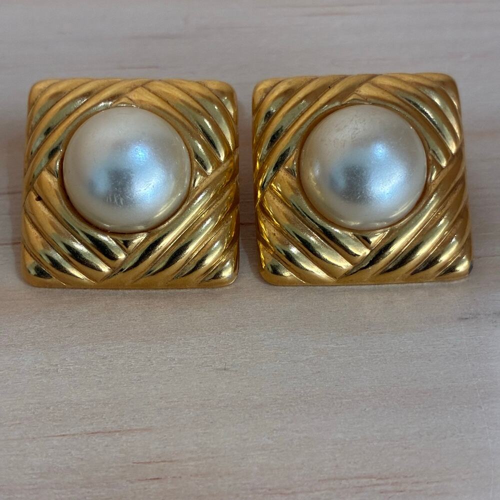 Vintage Gold Tone Quilted Square Earrings Faux Pearl Center 1" tall Classy